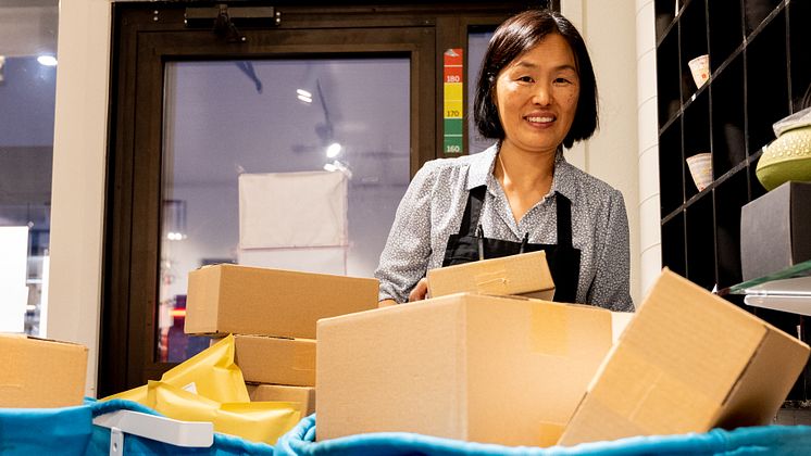 Amanda-packar-postsäckar-till-webbutiken