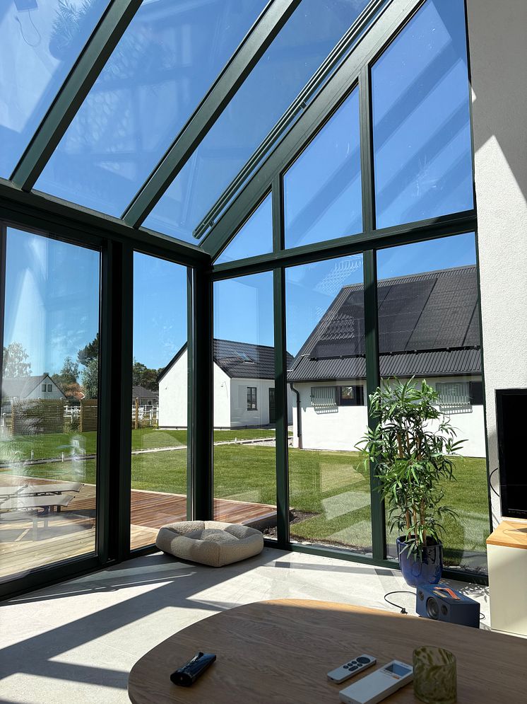 Svenskproducerat CL Alu isolerat uterum med pulpettak och stora glaspartier, i modern och stilren design.