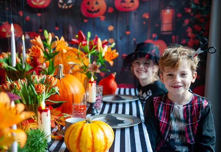 Dukning med tulpaner och pumpor till halloweenfest