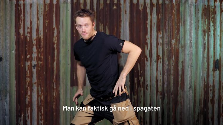 Tarjei Bø viser frem "verdens beste arbeidsbukse"
