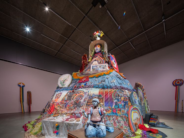 Valeria Montti Colque, installationsvy Cosmonación – Modersberget, Bonniers Konsthall, 2025
