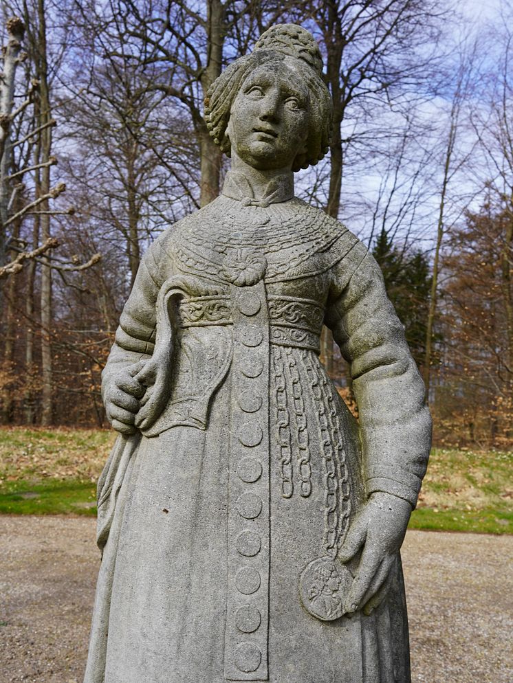 Brud fra Sætersdalen, Af Setterdahlen i Christiansands Stift. Statue i Nordmandsdalen.