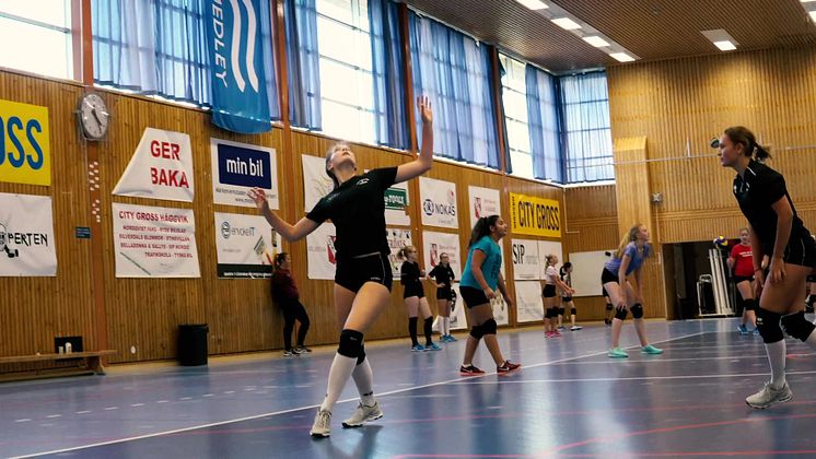 Penny Parnevik testar på Volleyboll Sparks Generation 