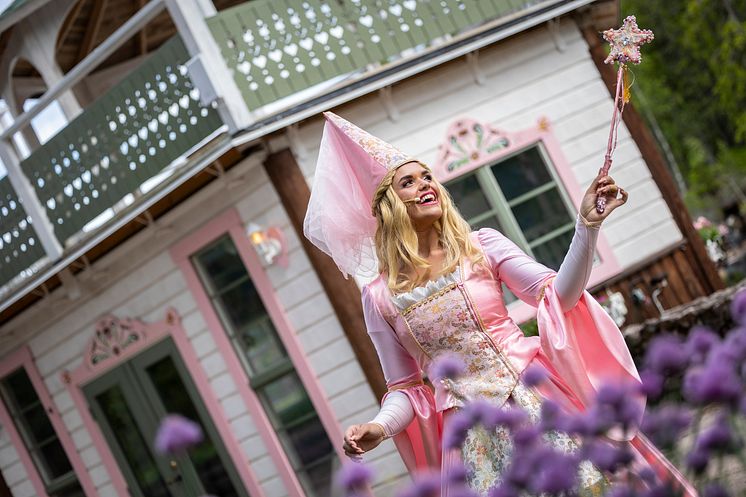 Sagofen sköter om blommorna utanför sitt hus