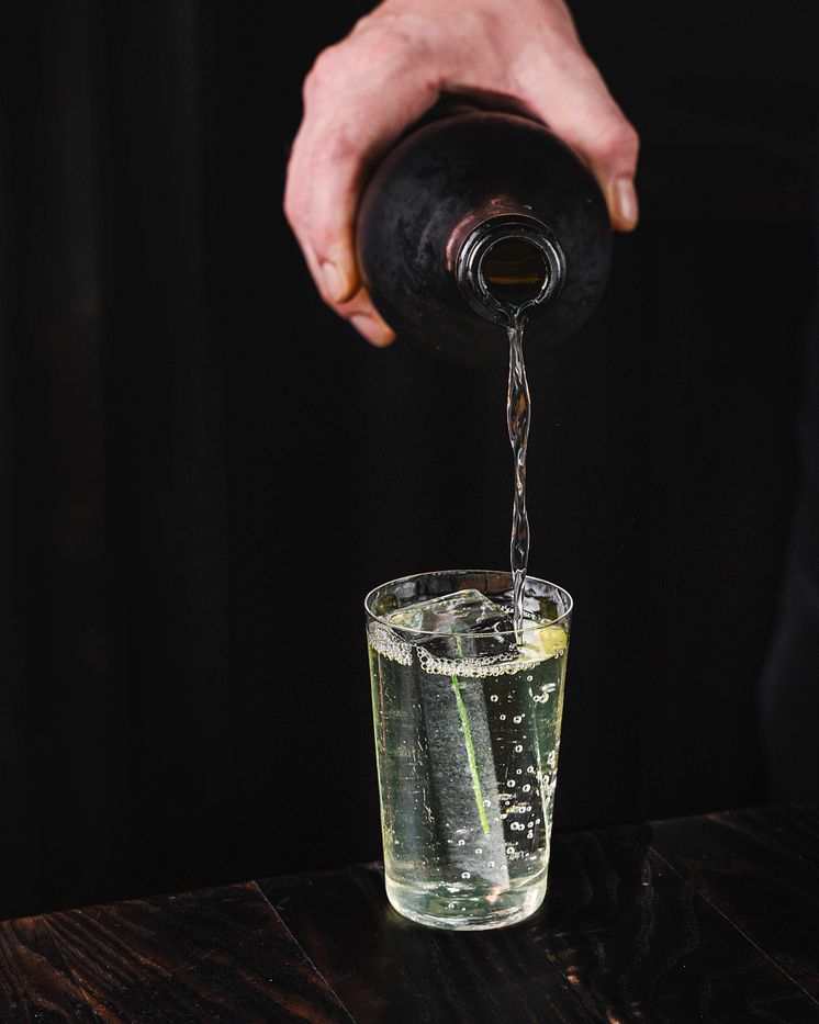 Röda Huset cocktail_SWEET VERNAL GRASS POUR_RH2024.jpg
