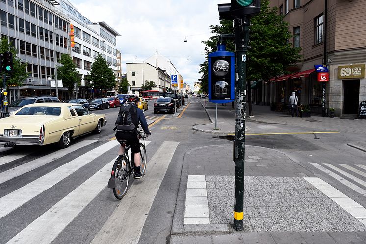 Trafikborgarråd Ulla Hamilton inviger möblering och åtgärder för bättere framkomlighet på Götgatan (Foto: Sven Lindwall)