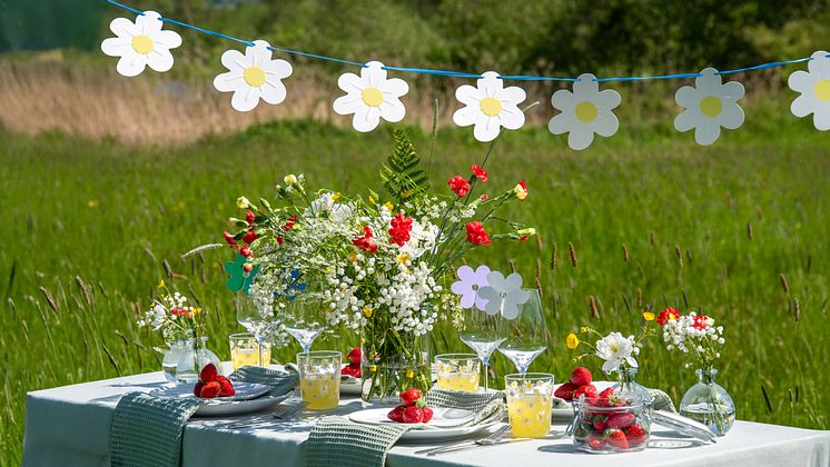 Midsommar-24-dukning-äng-serivs-Blank-glas-Maja-Berlin-vas-Bruket-girlang-Prästkrage kopiera 2.jpg