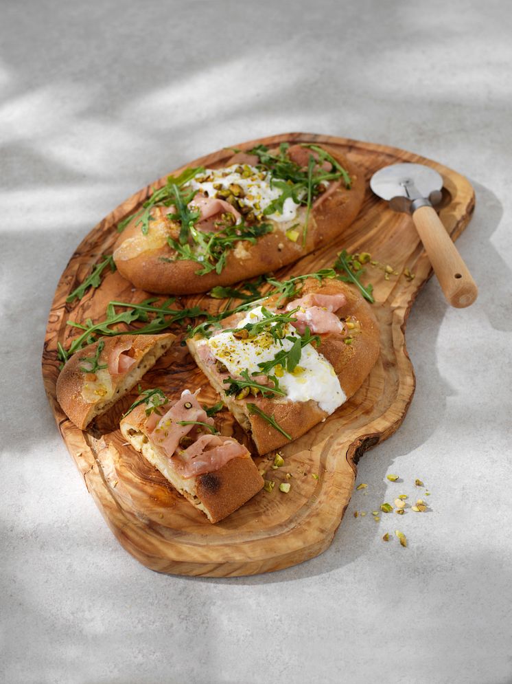Glutenfri pinsa med burrata och mortadella.jpg
