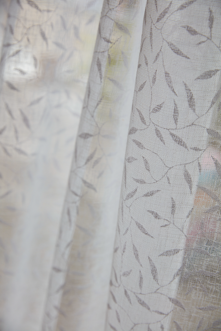 86666-10_2 Curtain Saga LN LT Erika closeup 7318161533460.png