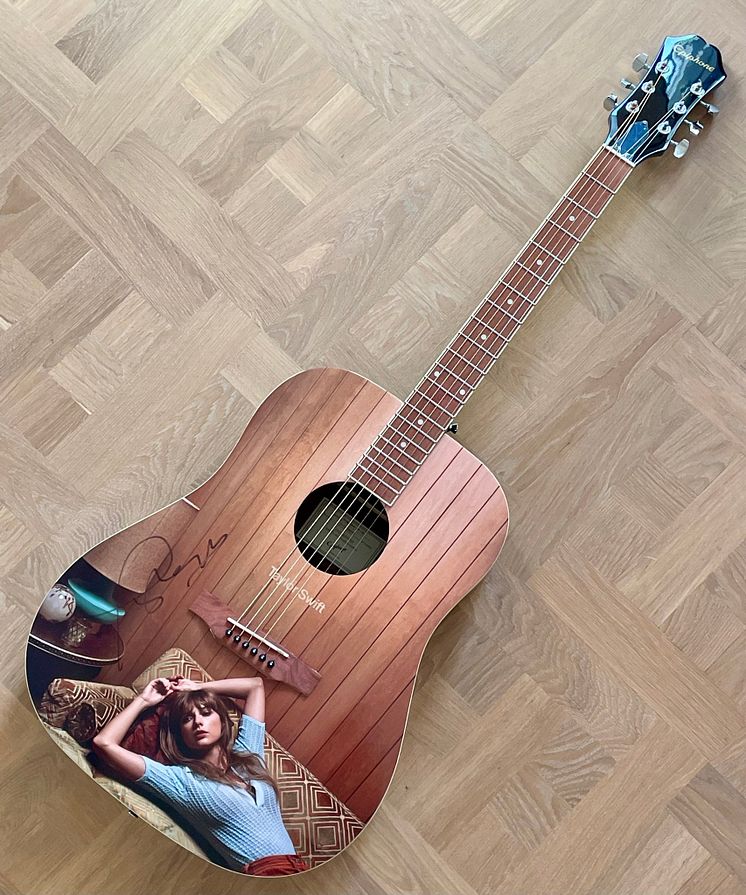 Taylor Swift gitarr.jpg