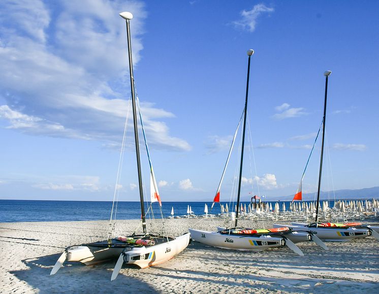 Strand mit Wassersport.jpg