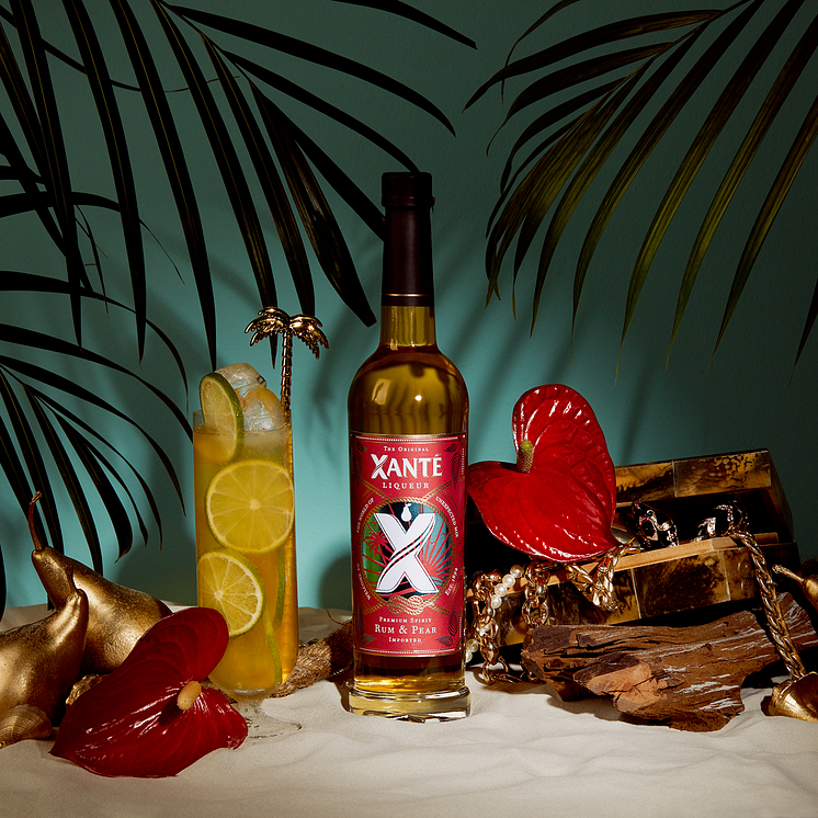 Xanté Rum & Pear i strandmiljö, stående