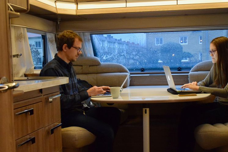 - I husvagnen var det enkelt att ställa om till New York-tid och börja jobba, tycker Sabrina och Carl. 