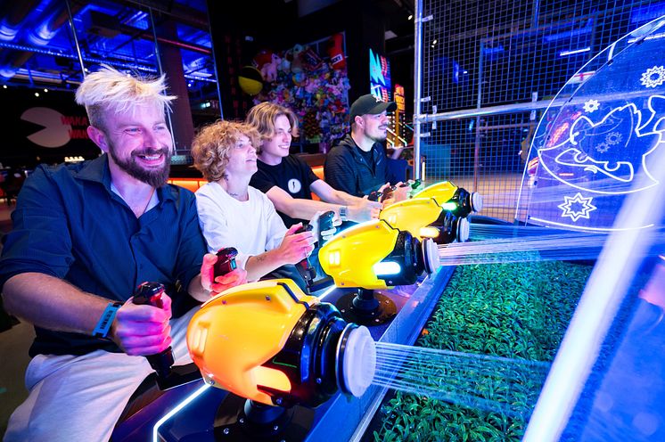 Electric_Social_water blasting game_01 (c) Electric Social_Benjamin Pritzkuleit_web.jpg