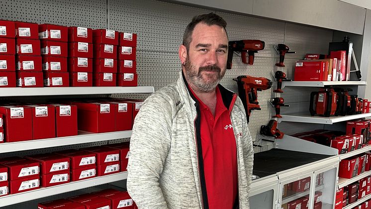 Butikksjef Fredrik Lervik ønsker kundene velkommen til den nye butikken.