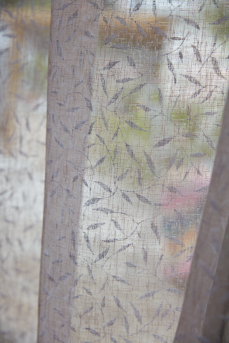 86666-16_2 Curtain Saga LN LT Erika closeup 7318161533477.png