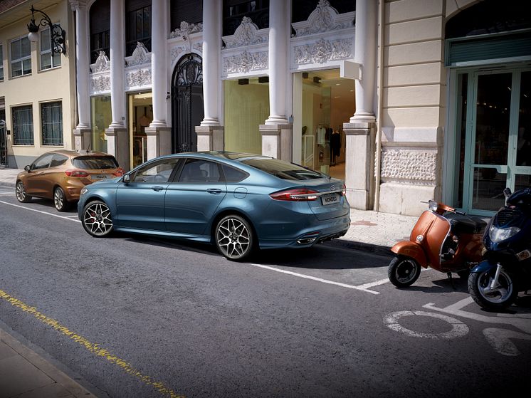 Nya Ford Mondeo Hybrid som kombi presenteras på motormässan i Bryssel.