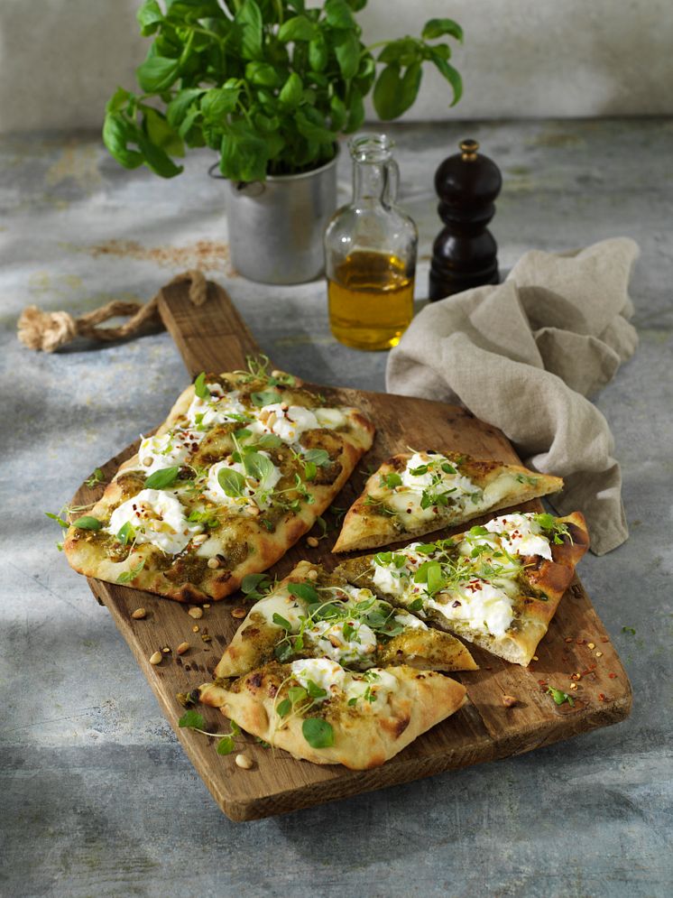 Mini Pinsa med pesto, burrata och pinjenötter.jpg