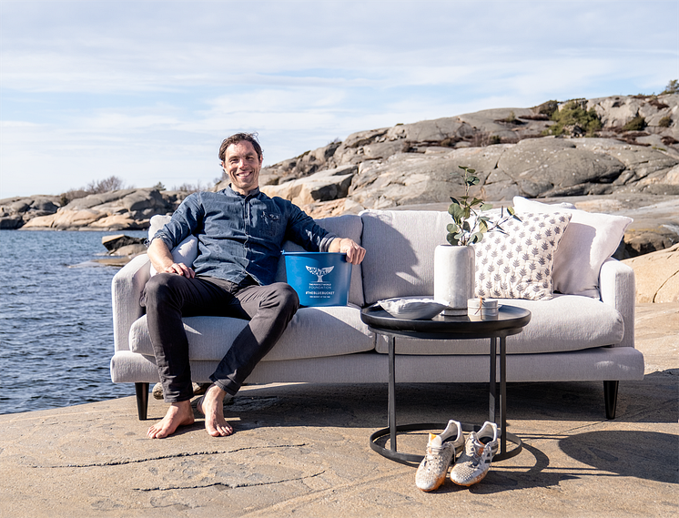 JohanElmander-Blå hinken-barfota-webbupplösning.png