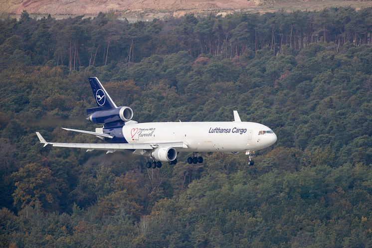 MD-11F Air-to-Air Approaching