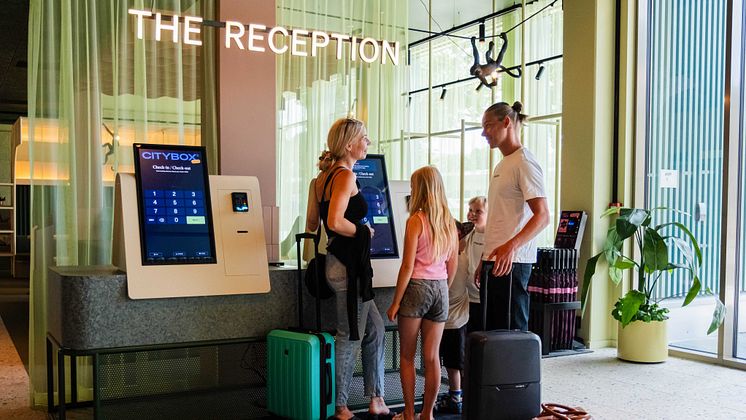 Family checking in to Citybox Kristiansand