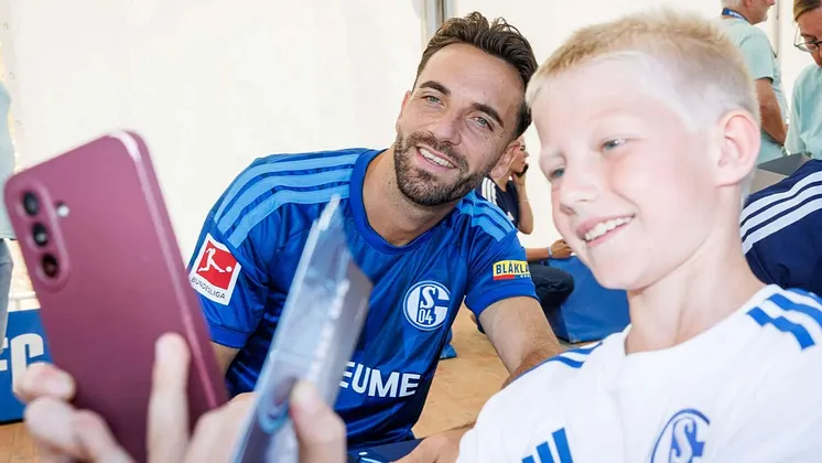 Ein junger Fan schießt ein Selfie mit Kenan Karaman.