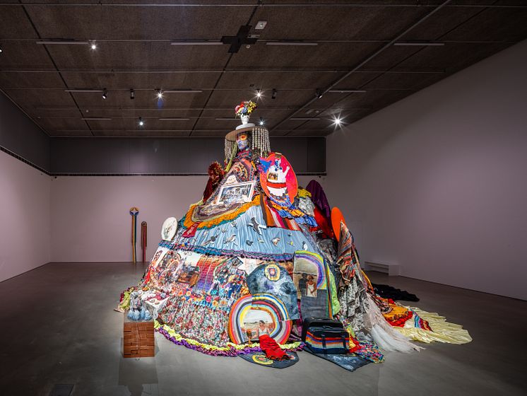 Valeria Montti Colque, installationsvy Cosmonación – Modersberget, Bonniers Konsthall, 2025