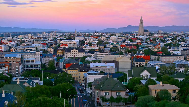 Vy över Reykjavik och Hallgrimskyrkan - Island