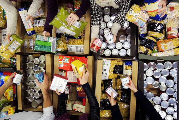 27_Foodbank Warehouse - Food Sorting by Volunteers_Approved for external use_©Gabriel Bahnareanu.jpg