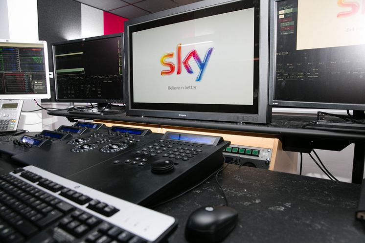 Canon DP-V3010 SkyBroadcasting1