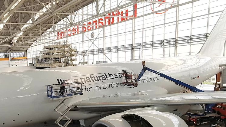 Making of – Time lapse - B777F D-ALFJ “I’m a natural beauty. Waiting for my Lufthansa Cargo make up.”