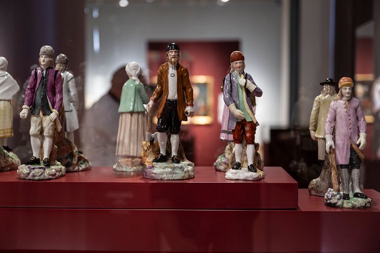Foto fra utstillingen på Kode: Figurer fra Nordmandsdalen fra Den kongelige porcelainsfabrik. Figurer fra samlingen til Kode og Frederiksborg Nationalhistorisk Museum. Foto: Thor Brødreskift.