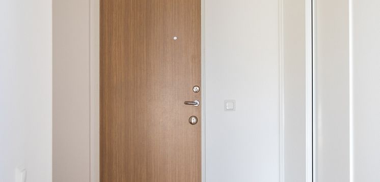 Lägenhetsdörr beskuren