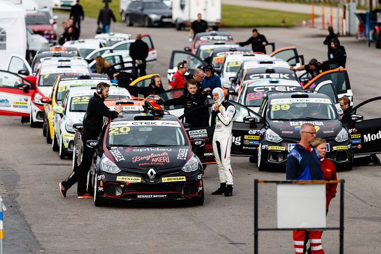 Henric Skoog, nr 20, toppar Clio Cup inför helgens deltävling på Solvalla i Stockholm.