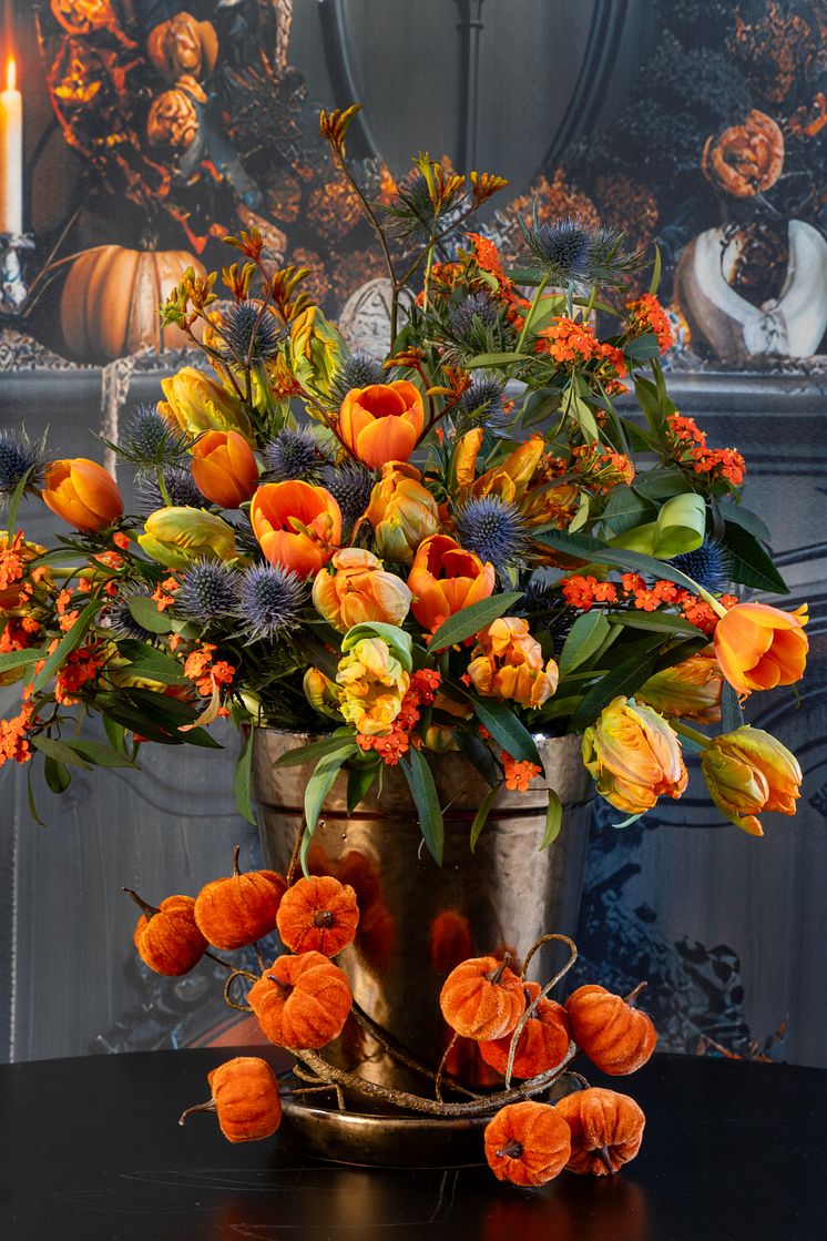 Tulpanarrangemang till halloween