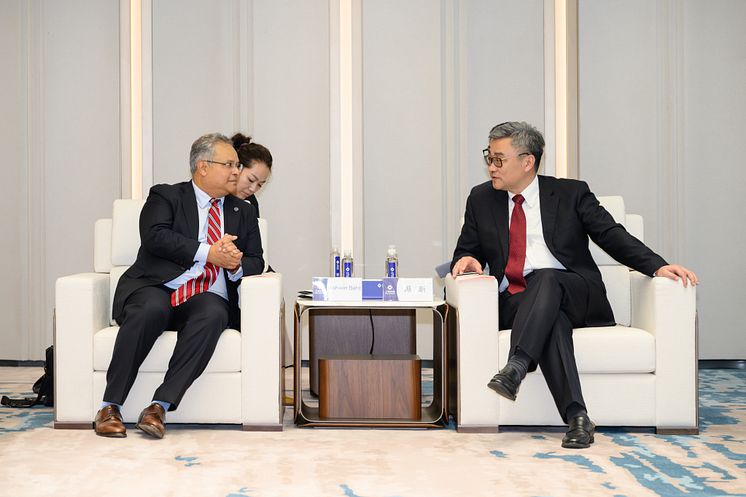 Ashwin Bhat, CEO Lufthansa Cargo, talking to Mr. Feng Xin, CEO of Shanghai Airport Group.jpeg