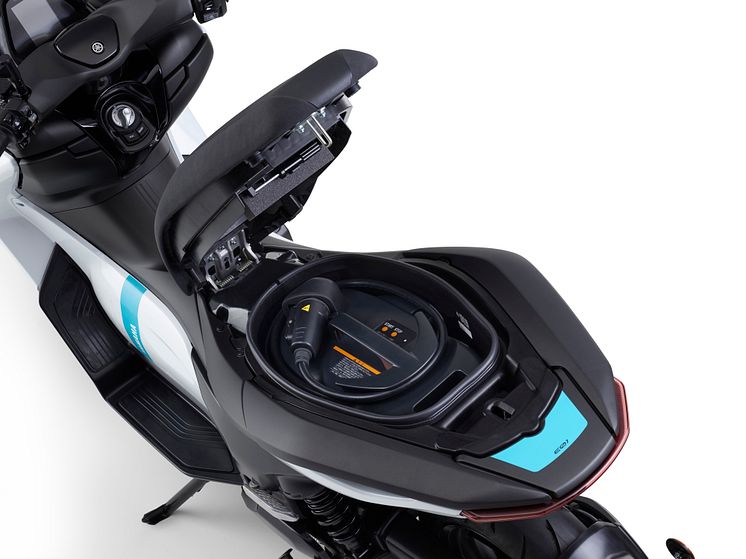 2022031702_011xx_E01_feature_seat-charger_4000