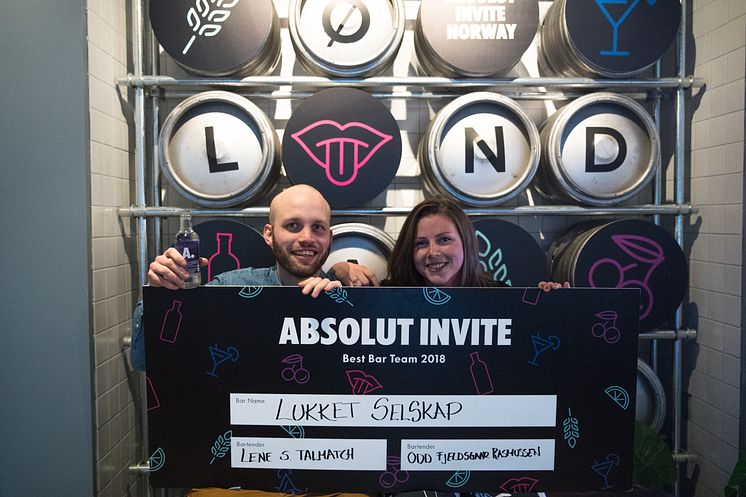 Lene Salbu Talmatch og Odd Fjeldsgaard fra Lukket Selskap i Bergen lager Norges beste Absolut-drink.