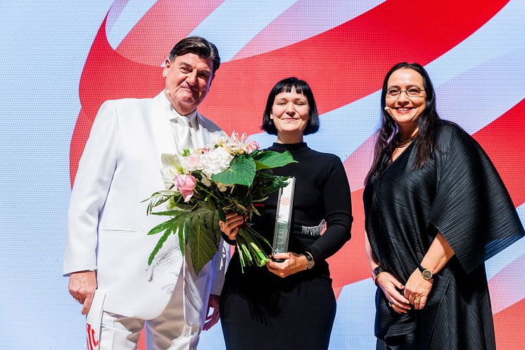 Winner Red Dot Junior Prize_Marie-Luise Charlotte Weier with Peter and Jana Zec (3)