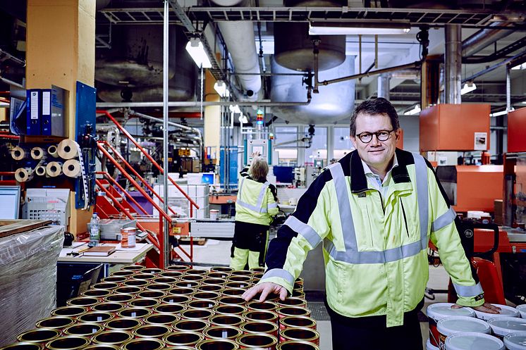 Konsernsjef Morten Fon på fabrikken i Sandefjord.