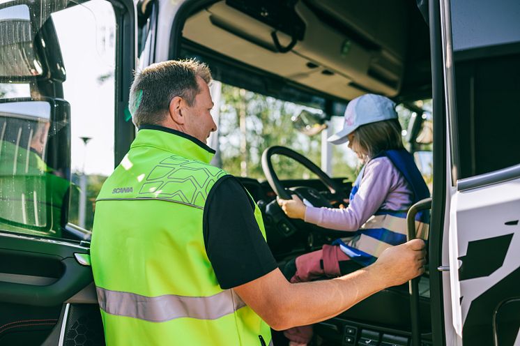 Olli Heikkinen Scanialta kertomassa kuorma-auton ohjaamosta.jpg