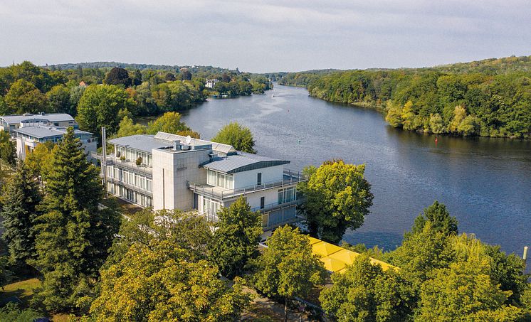 seminaris-avendi-hotel-potsdam-exterior-view-lake-press.jpg