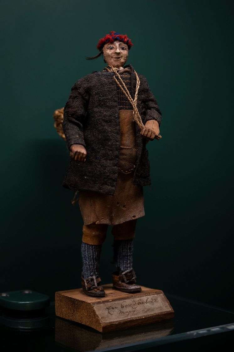 Foto fra utstillingen på Kode: Dukke av Jørgen Garnaas, «bygdetømmermann», fra mellom 1750-1780). Universitetsmuseet. Foto: Thor Brødreskift.
