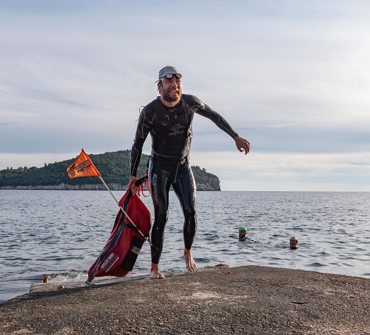 Foto@Markus Weinberg_20201124_Jonas Deichmann_Finish_Swiming in Dubrovnik_after 456 km_1000.jpg