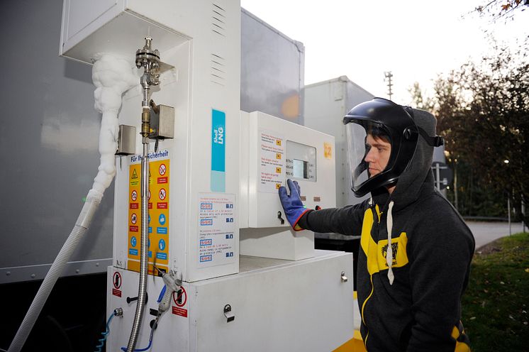 Werner Stoll beim Tanken von LNG