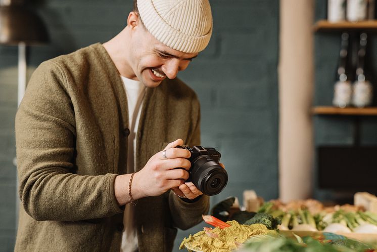 Canon RFS14-30mmF4-6_3ISSTMPZ_Lifestyle_Rick_Recording_Vegetables_2028.jpg