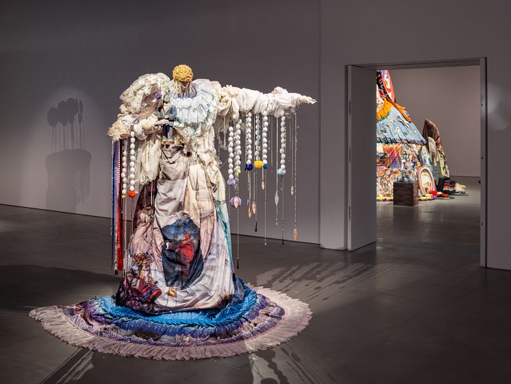Valeria Montti Colque, installationsvy Cosmonación – Modersberget, Bonniers Konsthall, 2025