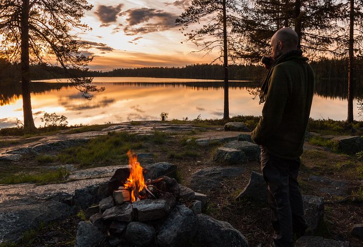 Lägereld och solnedgång