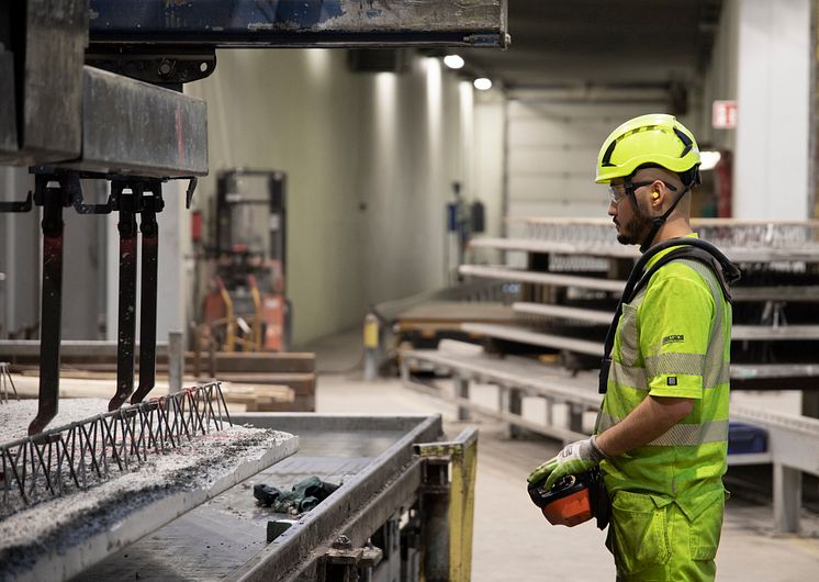 Tillverkning av plattbärlag Precast Abetong