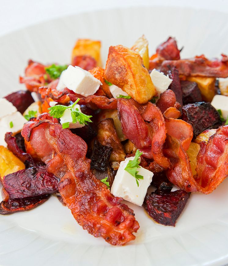 Rostade rotsaker med rödbetor, bacon och fetaost